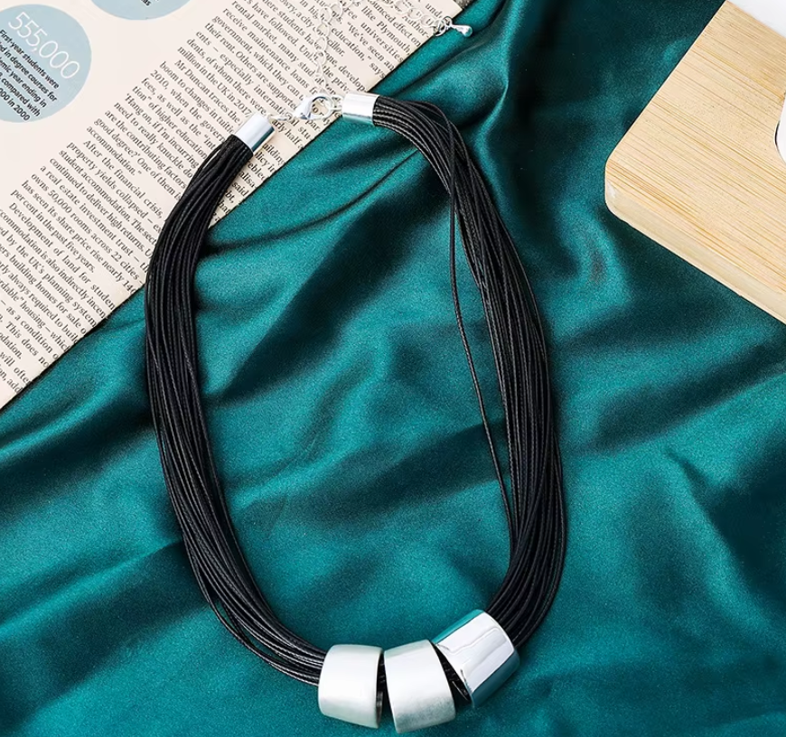 COLLAR BIJOUX GRUESO MULTI GEOMÉTRICO PLATEADO