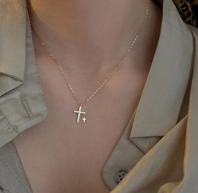 COLLAR DE PLATA BAÑADO EN ORO DOBLE CRUZ-CIRCONES