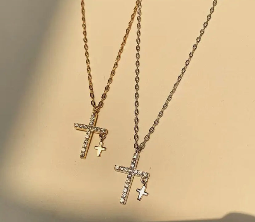 COLLAR DE PLATA BAÑADO EN ORO DOBLE CRUZ-CIRCONES