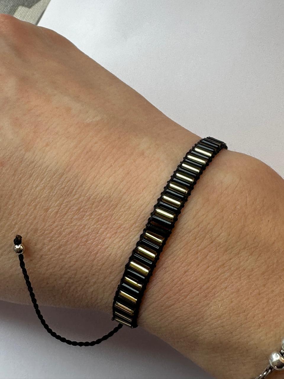 PULSERA MIJUKI NEGRA CON DORADO