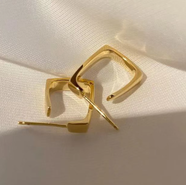 ARGOLLAS ACERO QUIRÚRGICO CUADRADOS DORADOS