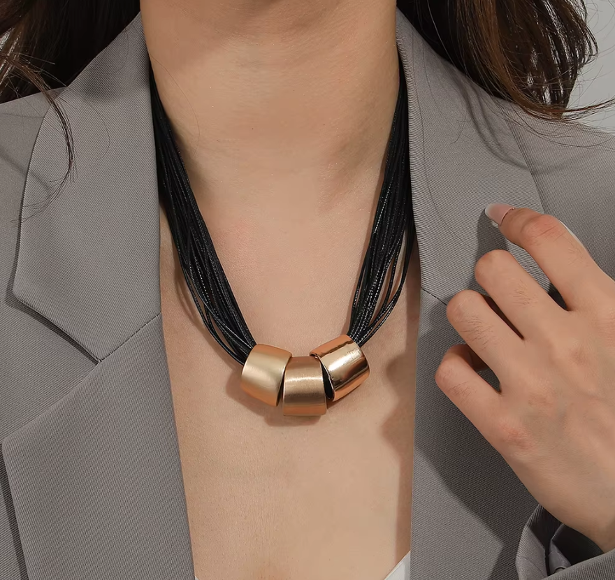 COLLAR BIJOUX GRUESO MULTI GEOMÉTRICO DORADO