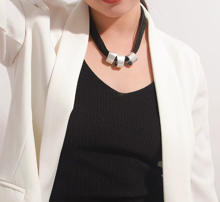 COLLAR BIJOUX GRUESO MULTI GEOMÉTRICO PLATEADO