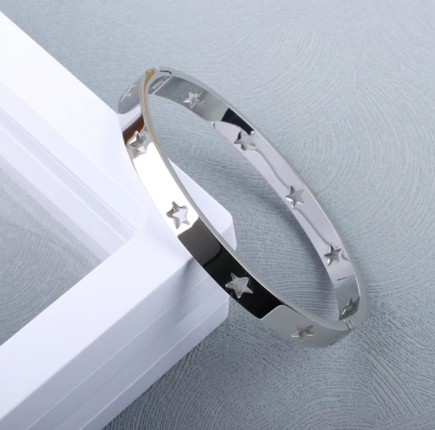 PULSERA ACERO QUIRÚRGICO CUFF ESTRELLAS PLATEADA.