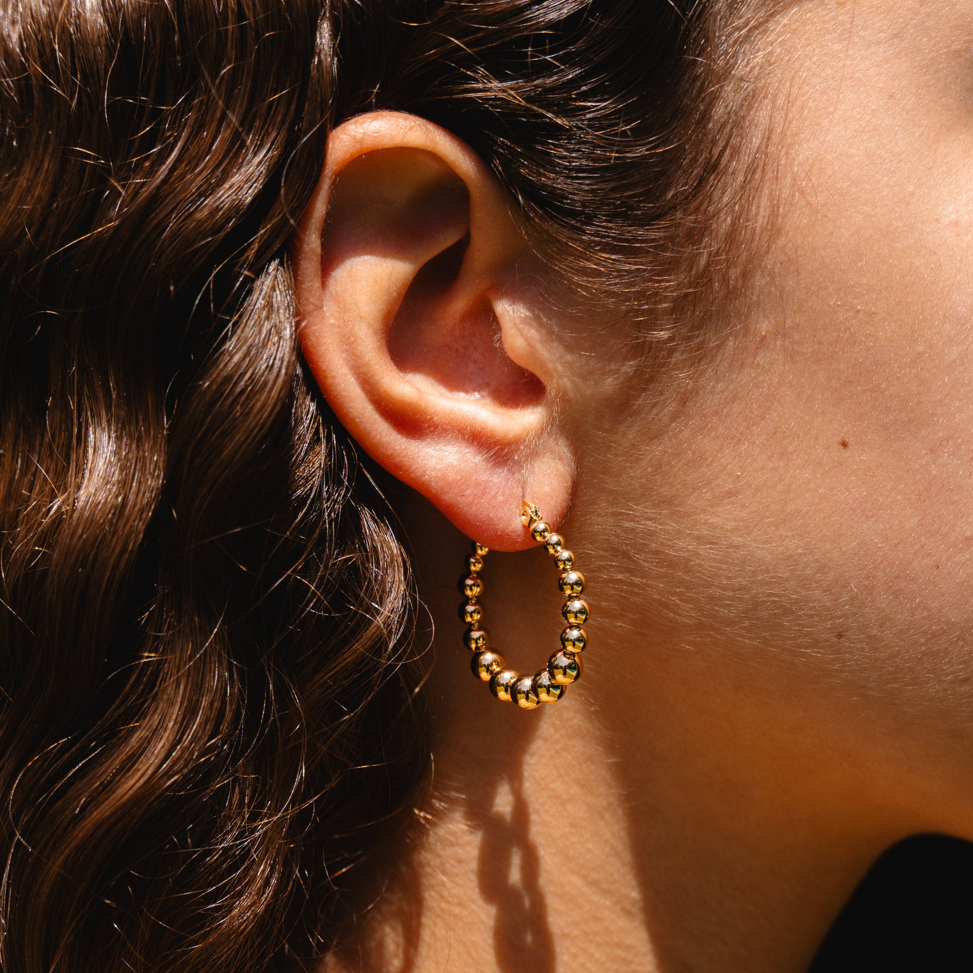 ARGOLLAS DE ACERO QUIRÚRGICO BOLITAS DORADAS.