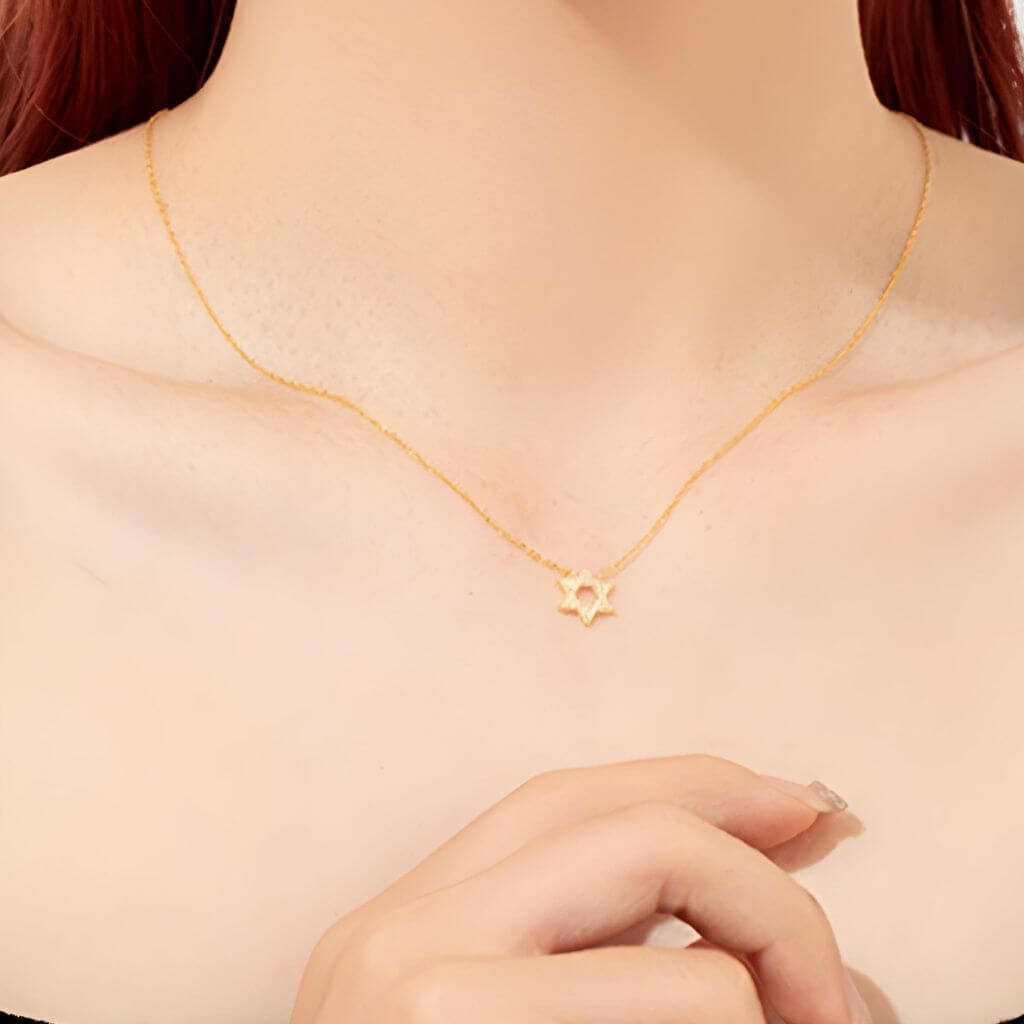 COLLAR DE PLATA BAÑADO EN ORO CON CIRCONES ESTRELLA DE DAVID.