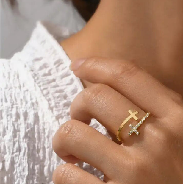 ANILLO DE PLATA BAÑADO EN ORO CRUZ CIRCONES