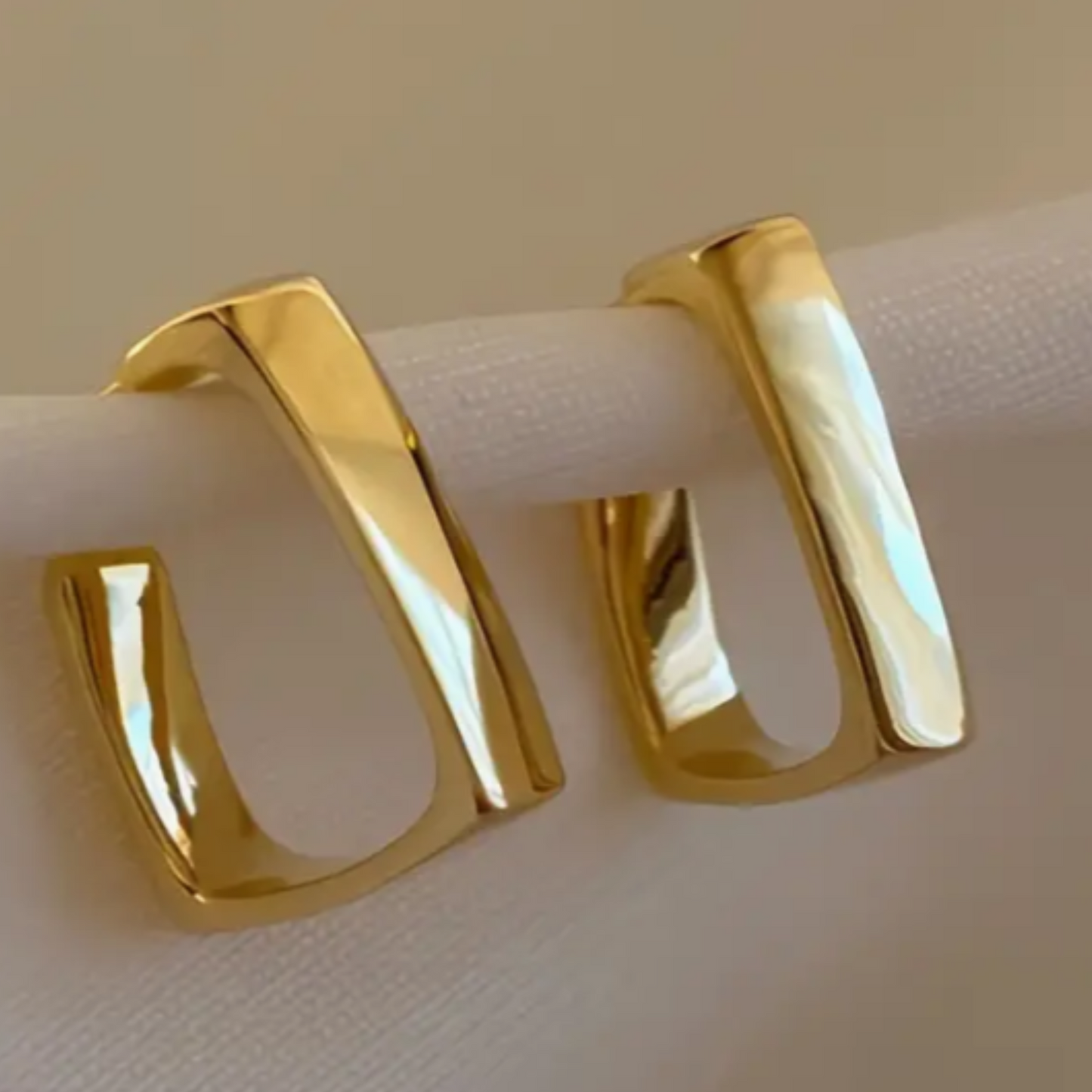 ARGOLLAS ACERO QUIRUGICO CUADRADOS DORADOS