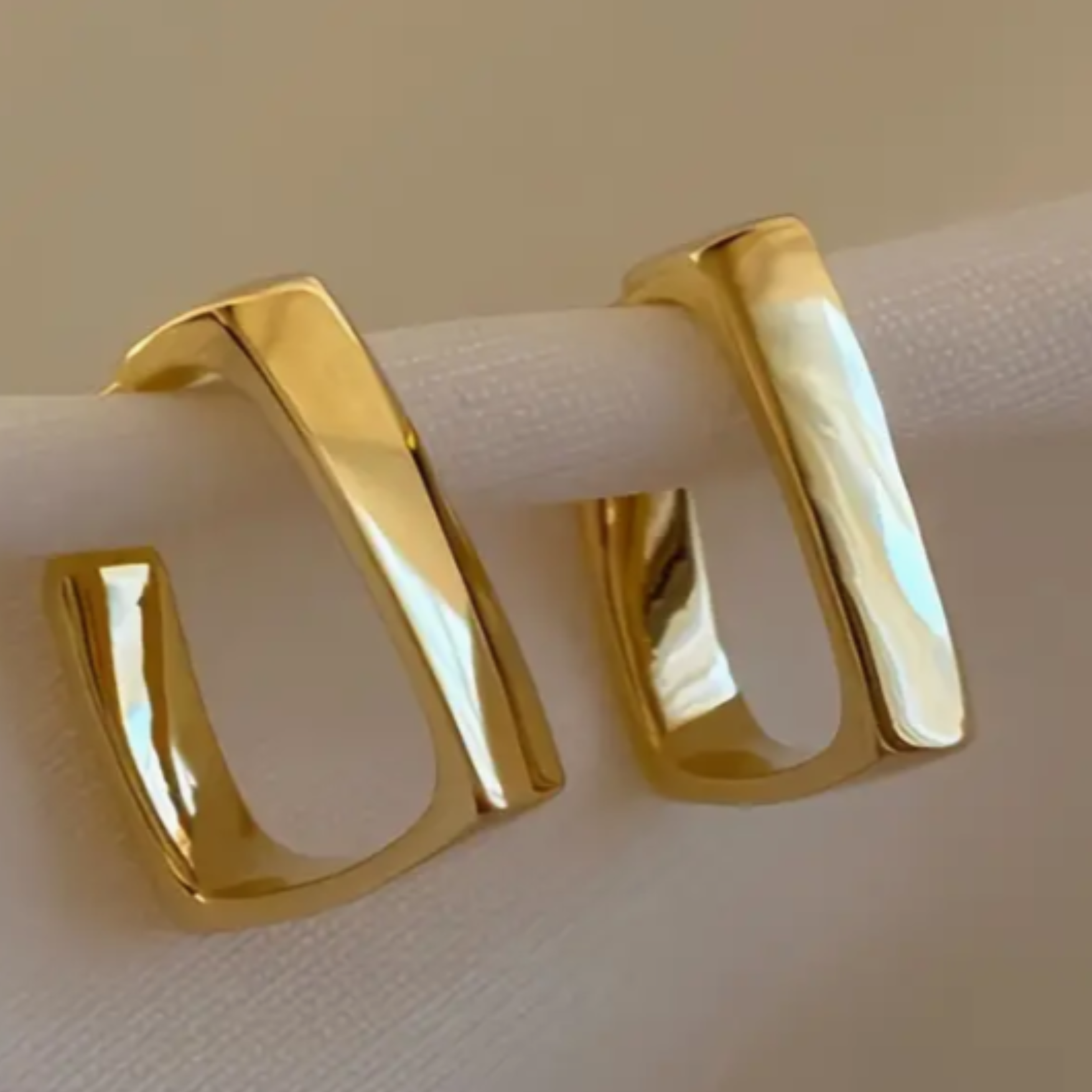 ARGOLLAS ACERO QUIRUGICO CUADRADOS DORADOS